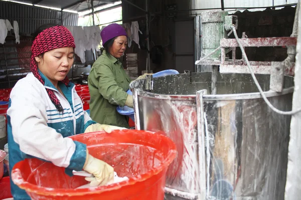 Personas que procesan harina de Kudzu — Foto de Stock