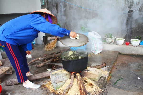 Gente asiática hacer tortas de arroz — Foto de Stock
