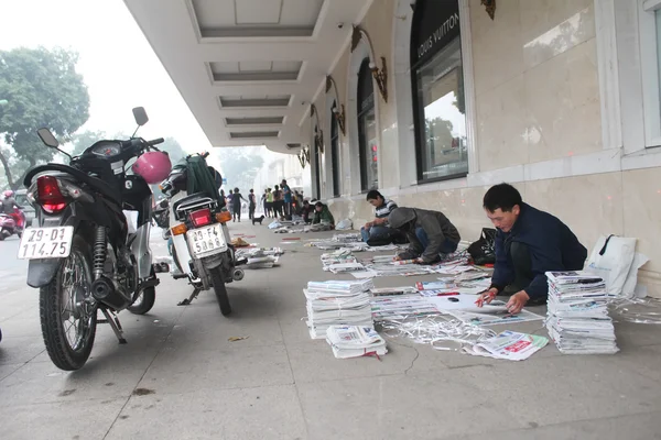 Les gens qui vendent des journaux dans la rue — Photo