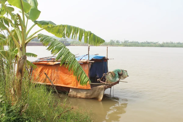 Boot auf dem Fluss — Stockfoto