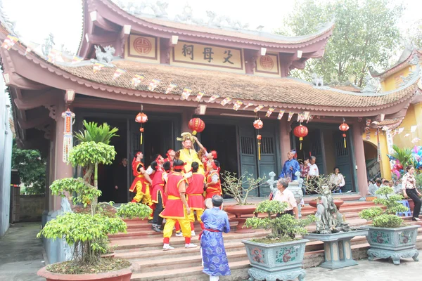 Groep mensen het bijwonen van traditionele feesten — Stockfoto