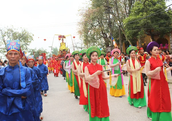 Groep mensen het bijwonen van traditionele feesten — Stockfoto