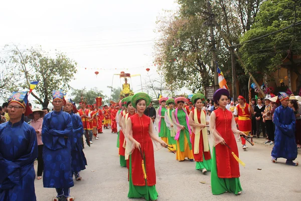 Grupo de personas que asisten a festivales tradicionales — Foto de Stock