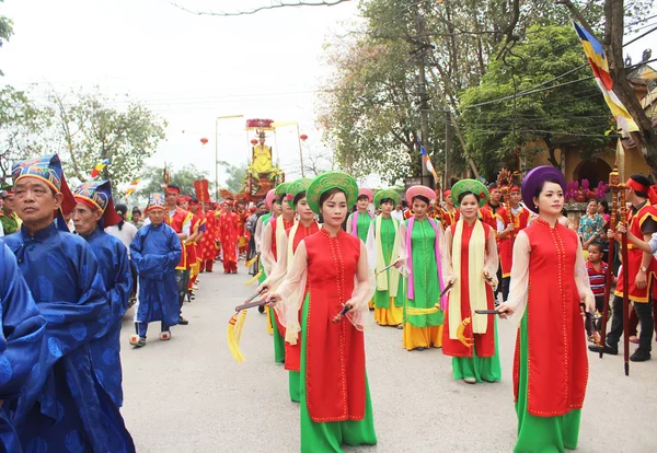 Grupo de personas que asisten a festivales tradicionales — Foto de Stock