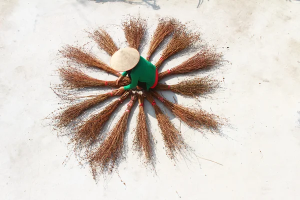 Девушка сушит метлы — стоковое фото