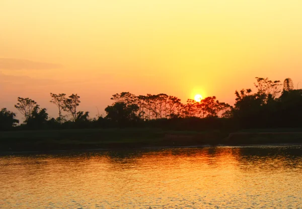 Coucher de soleil sur la rivière — Photo