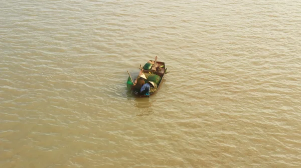 Pescadores capturan peces en el río — Foto de Stock