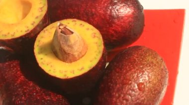 plaka üzerinde avokado