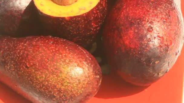 Авокадо на тарелке — стоковое видео