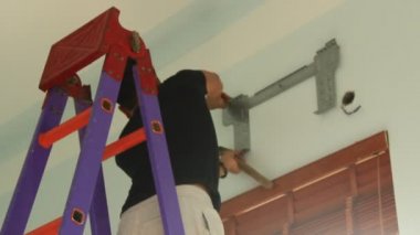 işçi evde Klima cihazılar yüklüyor