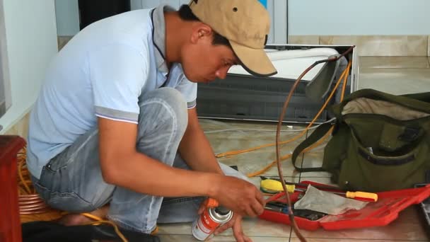 Werknemer is het installeren van air conditioners in het huis — Stockvideo