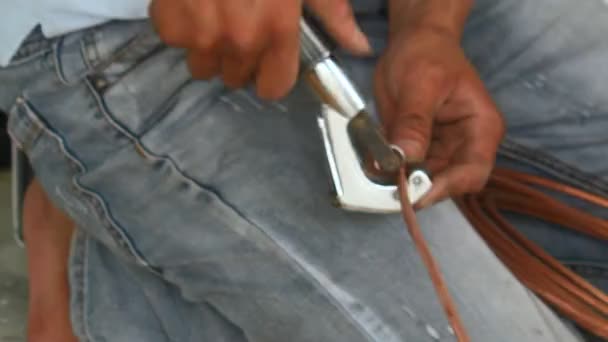 Worker is installing air conditioners in the house — Stockvideo