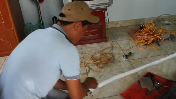 Worker is installing air conditioners in the house — Stock video