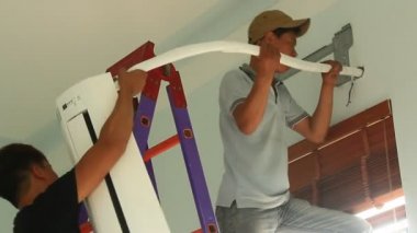 işçi evde Klima cihazılar yüklüyor