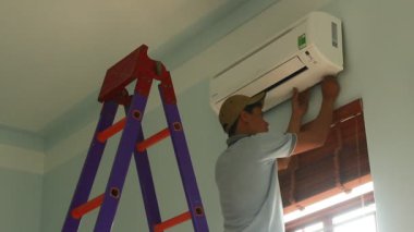 işçi evde Klima cihazılar yüklüyor