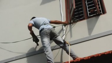 işçi evde Klima cihazılar yüklüyor