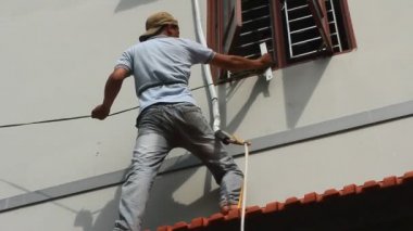 işçi evde Klima cihazılar yüklüyor