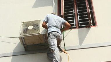 işçi evde Klima cihazılar yüklüyor