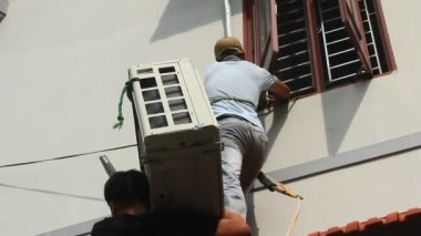 işçi evde Klima cihazılar yüklüyor