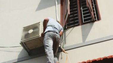 işçi evde Klima cihazılar yüklüyor