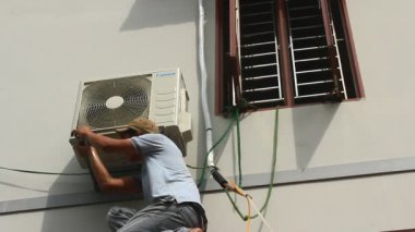işçi evde Klima cihazılar yüklüyor