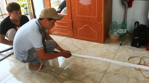 Worker is installing air conditioners in the house — ストック動画