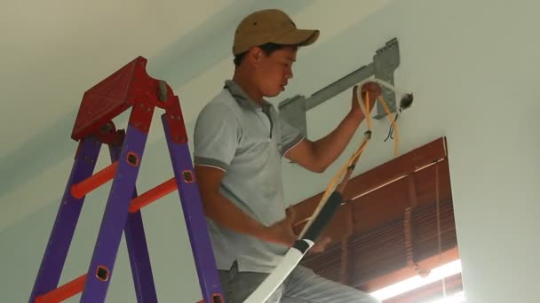 Worker is installing air conditioners in the house — Stock Video