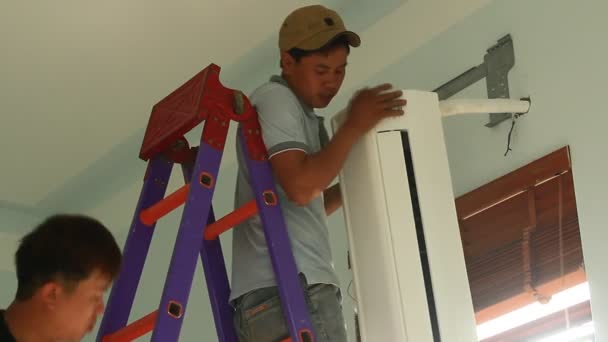 Trabalhador está instalando condicionadores de ar na casa — Vídeo de Stock