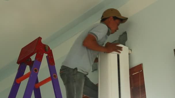 Worker is installing air conditioners in the house — Stock video