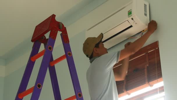 Trabalhador está instalando condicionadores de ar na casa — Vídeo de Stock