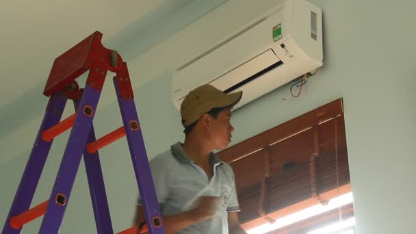 Worker is installing air conditioners in the house — Stock video