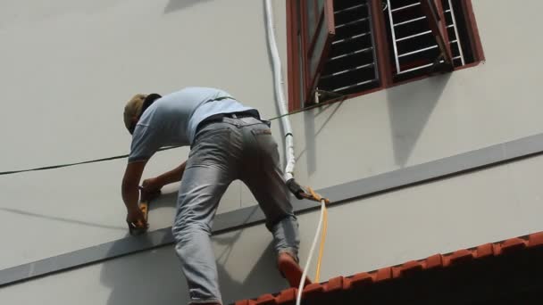 Trabajador está instalando acondicionadores de aire en la casa — Vídeos de Stock