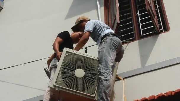 Worker is installing air conditioners in the house — Stock video