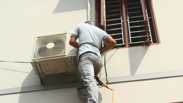 Worker is installing air conditioners in the house — Stock Video