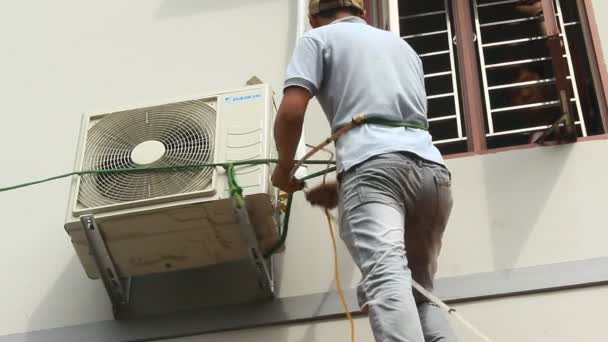Worker is installing air conditioners in the house — Stock Footage Worker is installing air conditioners in the house Royalty Free Stock Footage