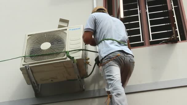 Trabajador está instalando acondicionadores de aire en la casa — Vídeos de Stock