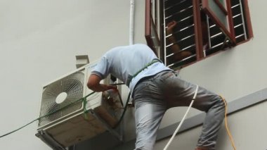 işçi evde Klima cihazılar yüklüyor
