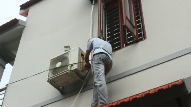 işçi evde Klima cihazılar yüklüyor