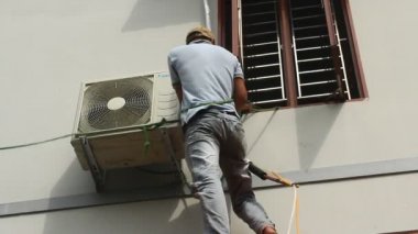 işçi evde Klima cihazılar yüklüyor