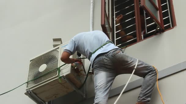 Worker is installing air conditioners in the house — Stock video