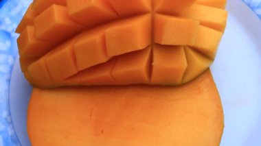 kesme mango bir plaka üzerinde