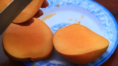 kesme mango bir plaka üzerinde
