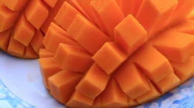 kesme mango bir plaka üzerinde