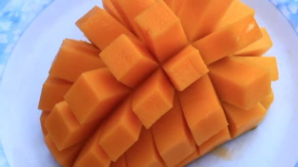 Cutting mango on a plate — Stockvideo