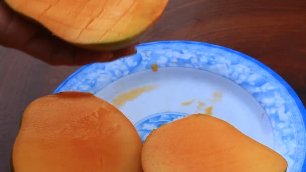 Резки манго на тарелке — стоковое видео