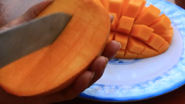 Cutting mango on a plate — Αρχείο Βίντεο