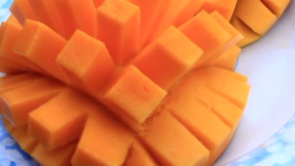 Різання манго на тарілці — стокове відео