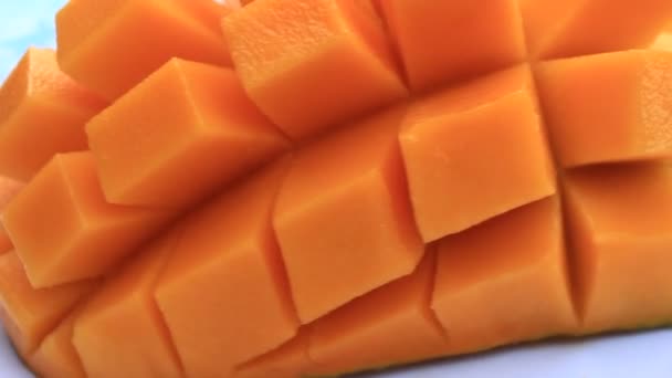 Cutting mango on a plate — Stockvideo