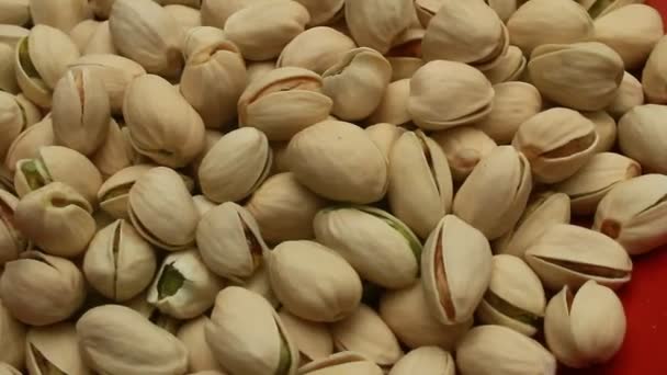 Hand and pistachios — Stock video