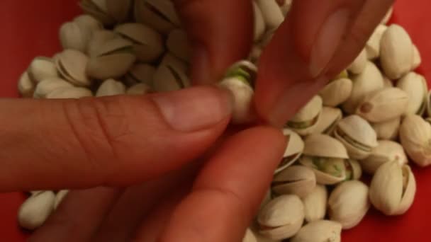 Hand en pimpernoten (pistaches) — Stockvideo